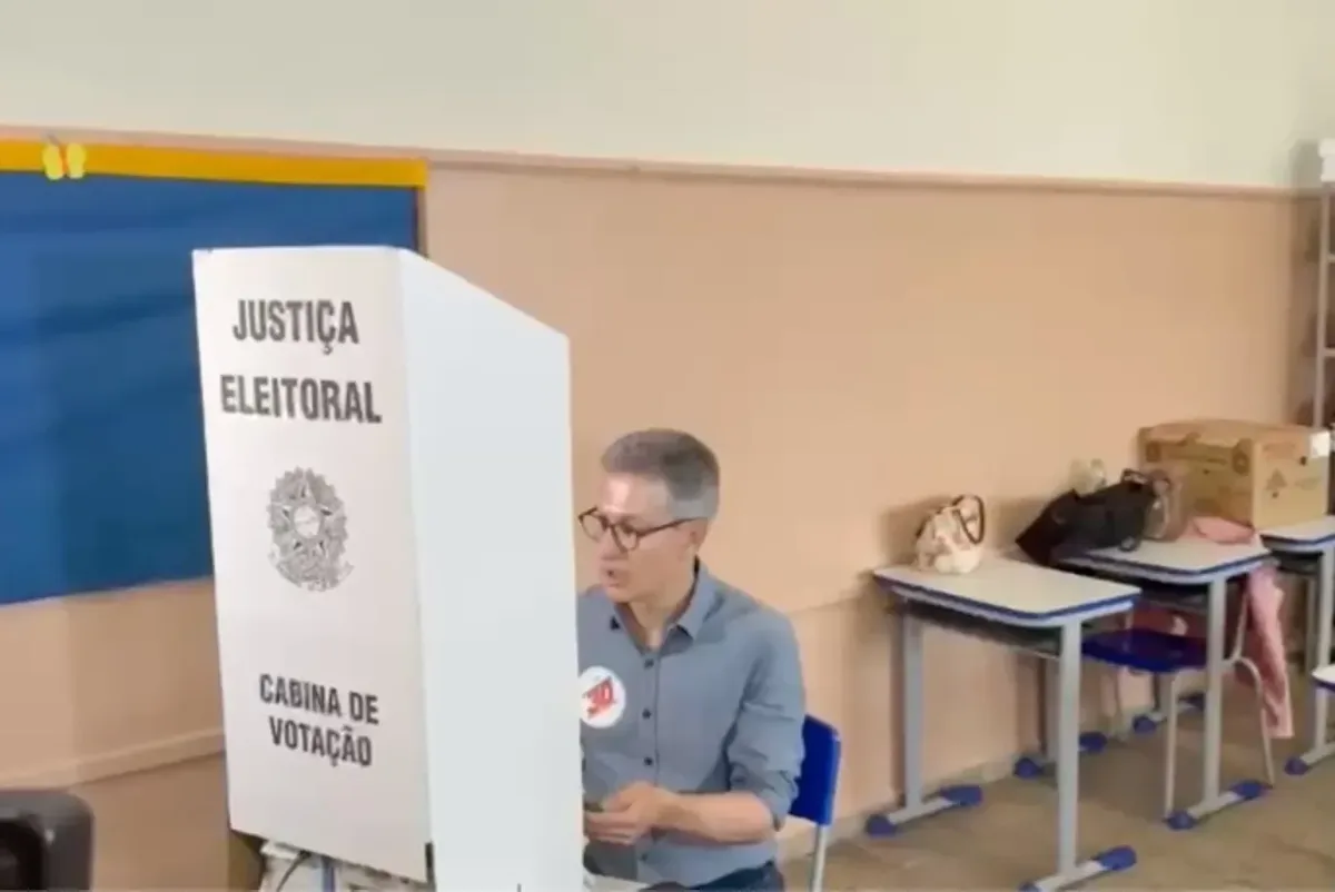 TRE-MG vai investigar celular usado por Romeu Zema na cabine de votação