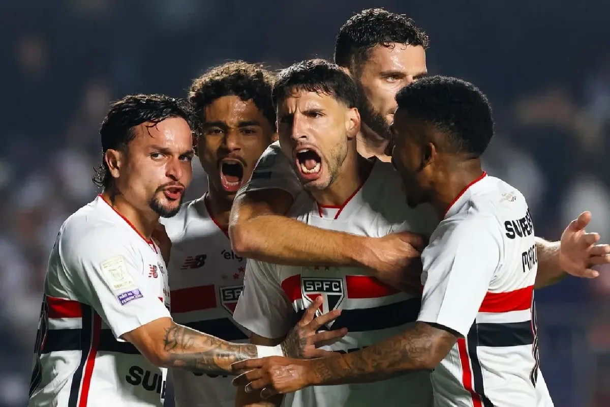 São Paulo bate o Internacional e sobe para a 11ª posição provisória