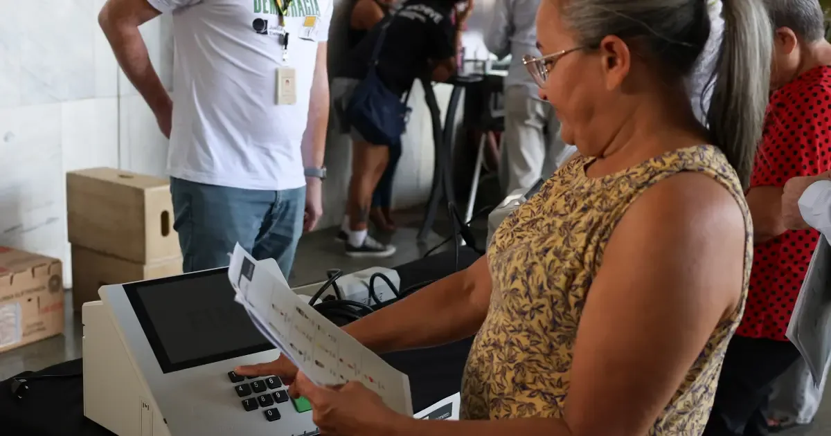 Renda influencia interesse das mulheres pela política, aponta levantamento