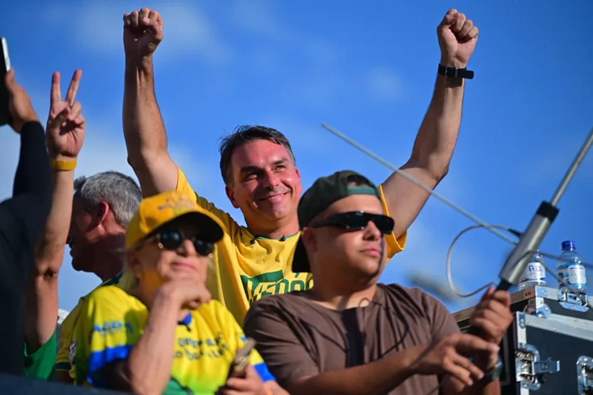 Flávio Bolsonaro acusa CNBB de contribuir para boato sobre Nossa Senhora Aparecida