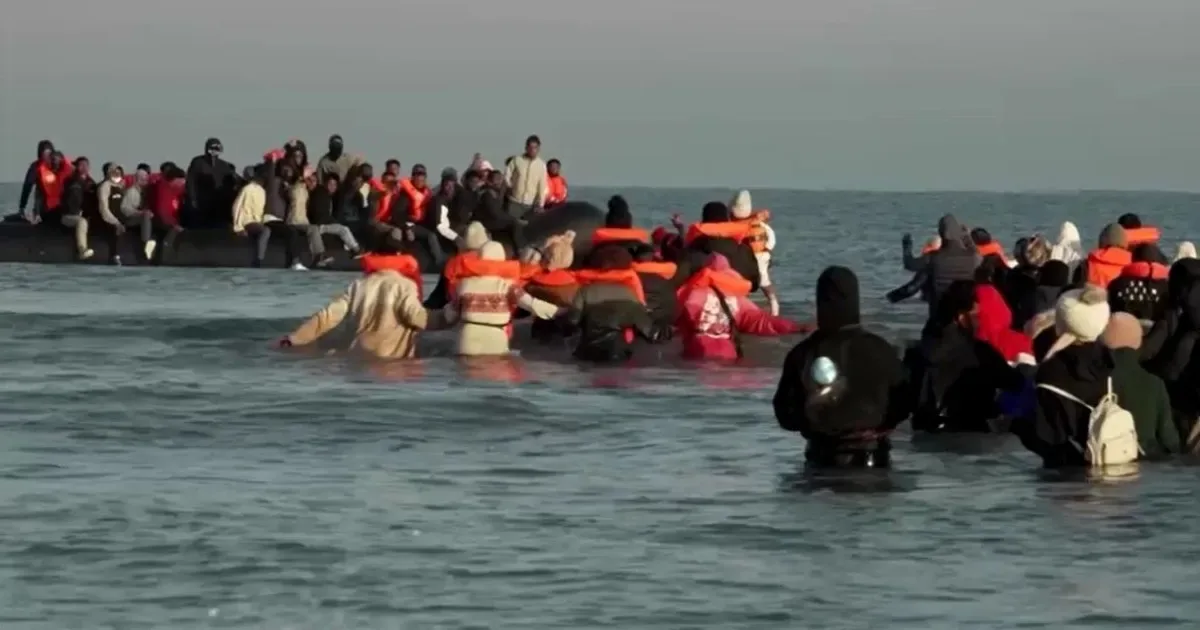 Migrantes tentam atravessar o Canal da Mancha durante reforço nas patrulhas