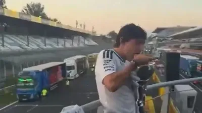 Kimi Antonelli vence em Monza e celebra com espaguete no troféu