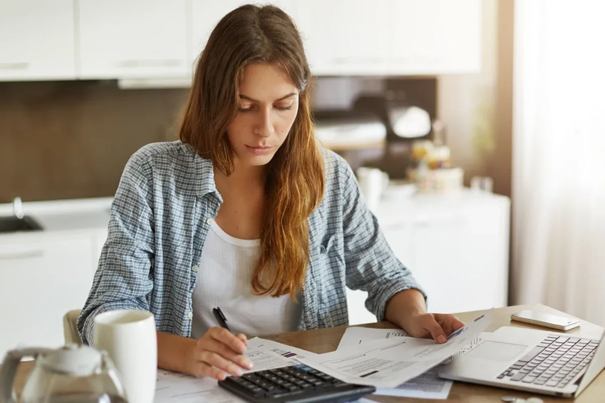 Dívidas futuras pressionam orçamento das famílias, aponta Banco Central