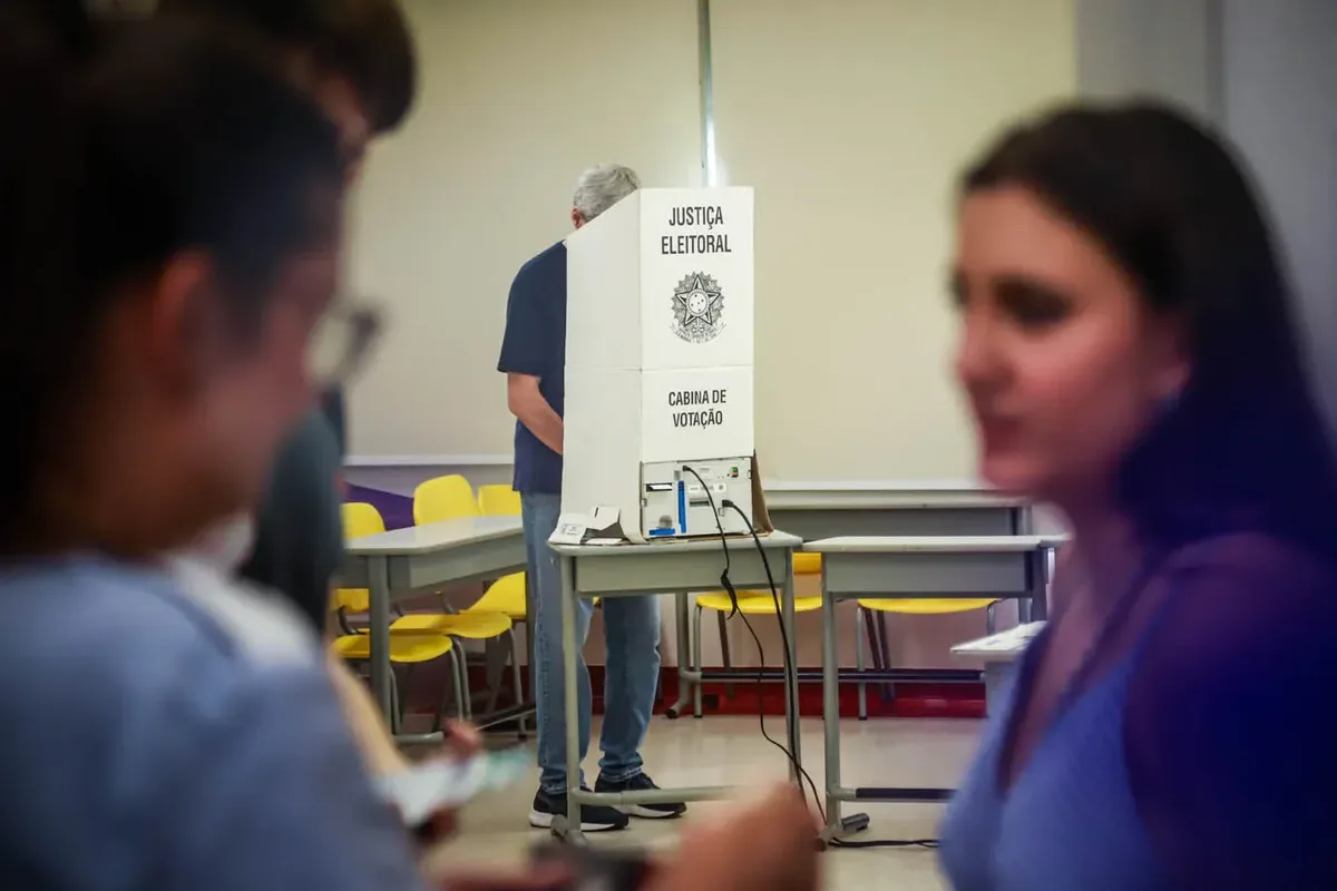 Votação termina às 17h, mas eleitores na fila ainda serão atendidos