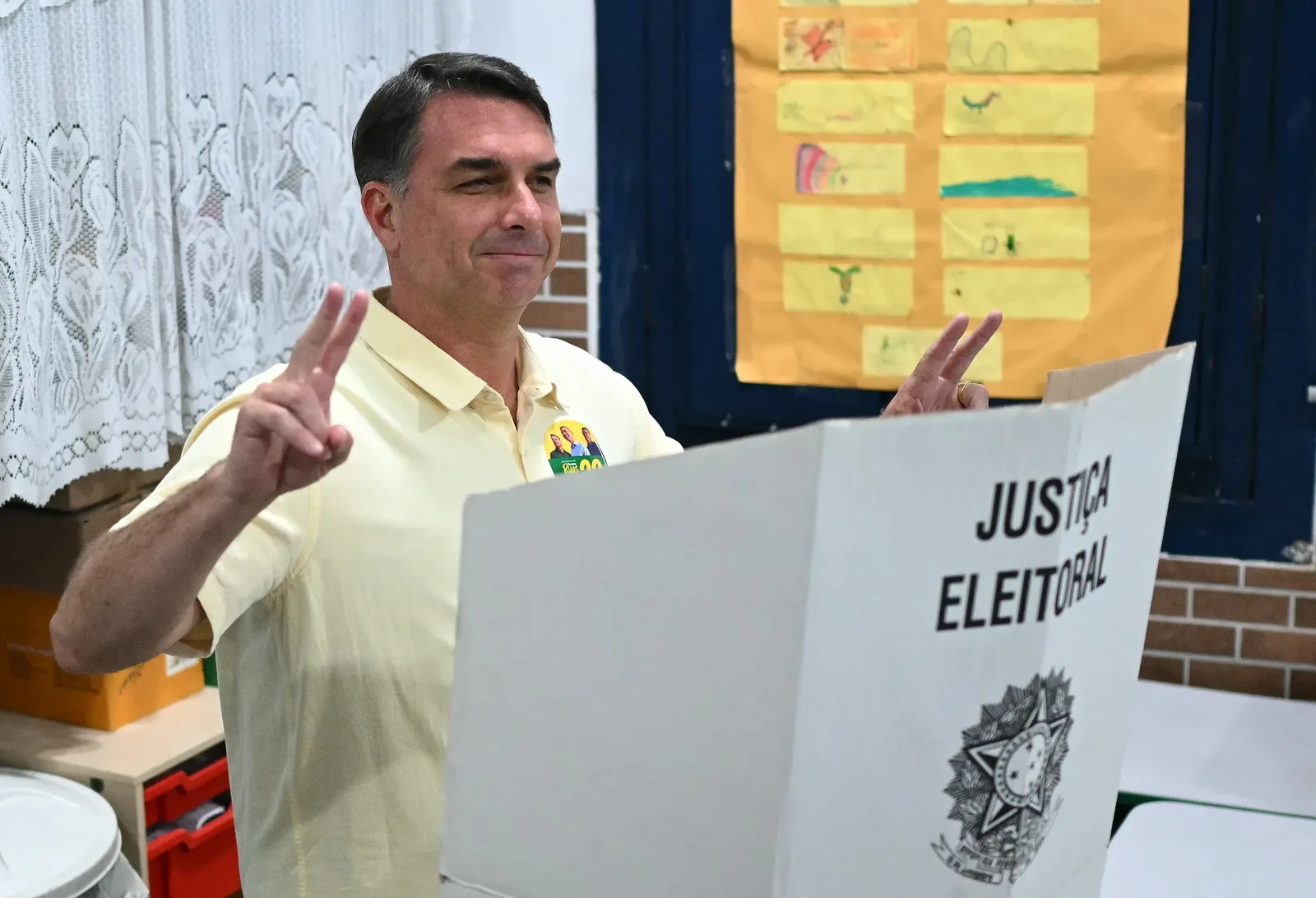 Pedido de voto de Flávio Bolsonaro após votação pode configurar boca de urna