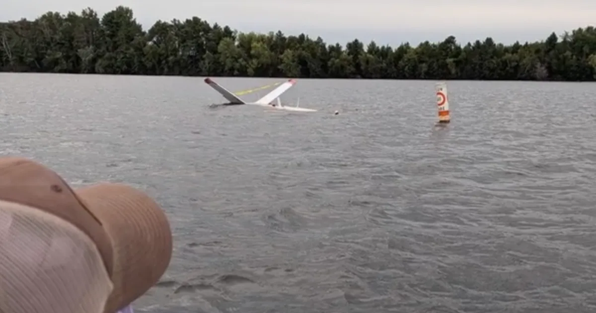 Deputado e piloto nadam após avião fazer pouso de emergência em lago nos EUA