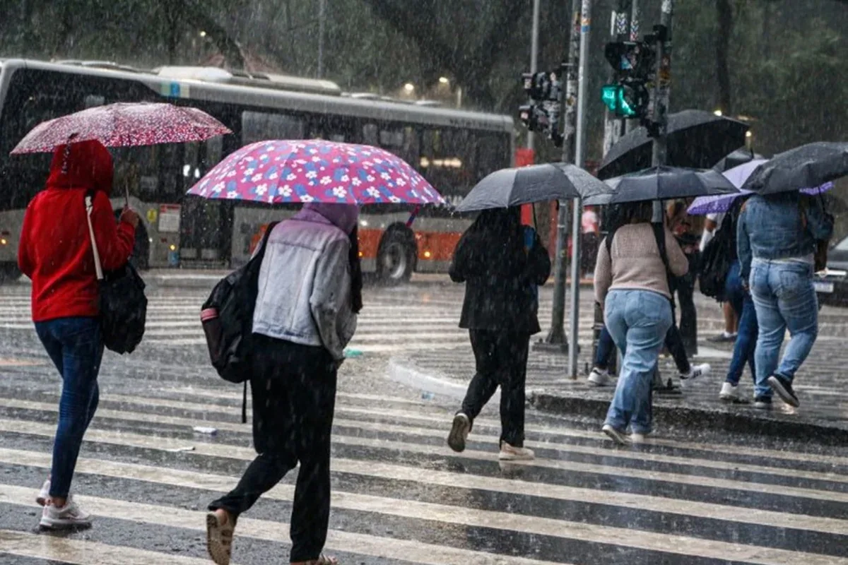 Inmet prevê chuva forte e risco de alagamentos no Sudeste nesta quarta