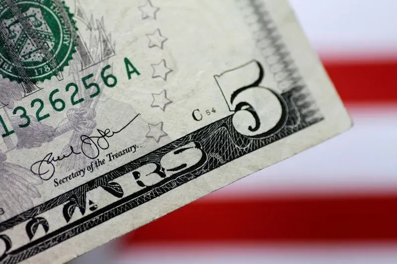Dólar ganha força com alta dos juros longos nos Estados Unidos
