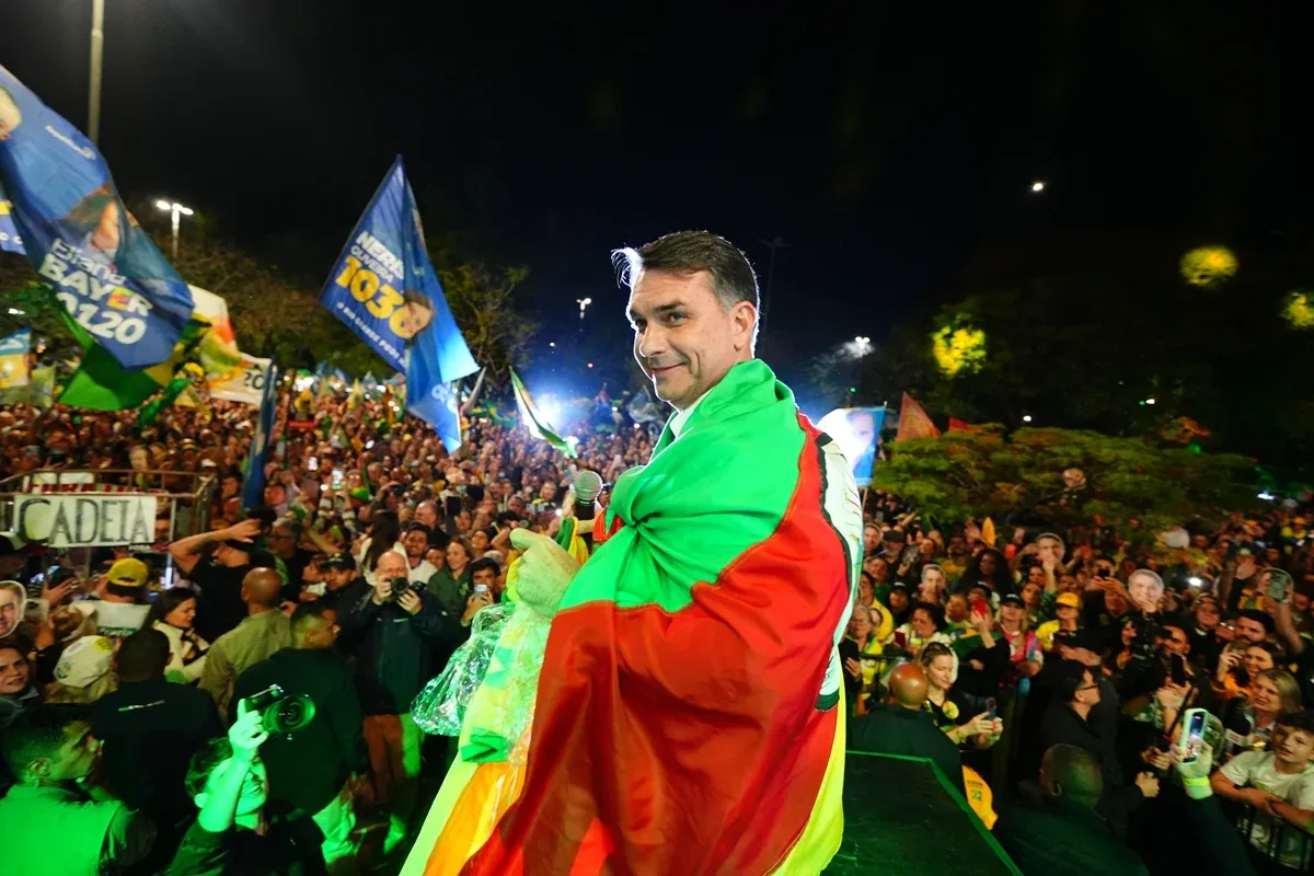 Flávio Bolsonaro questiona divulgação de investigação e cita financiamento de filme