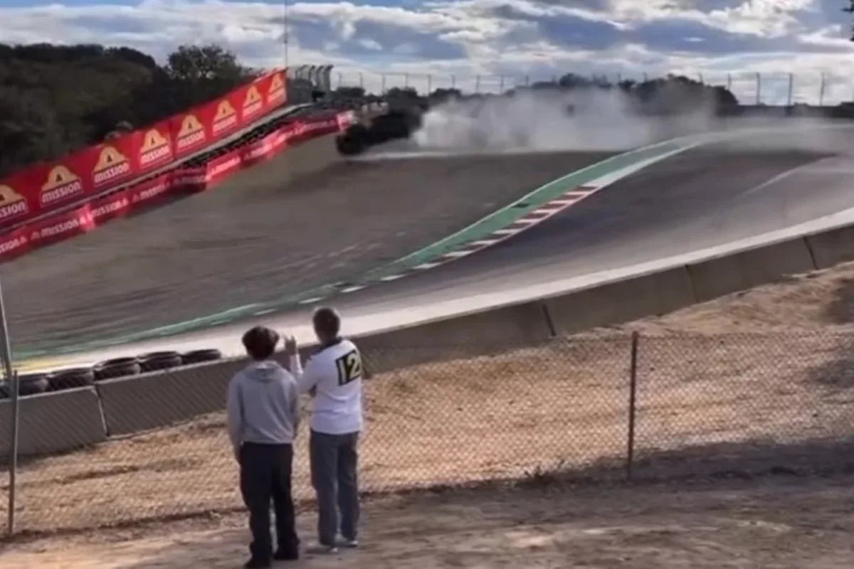 Piloto perde os freios e carro se parte ao meio em Laguna Seca
