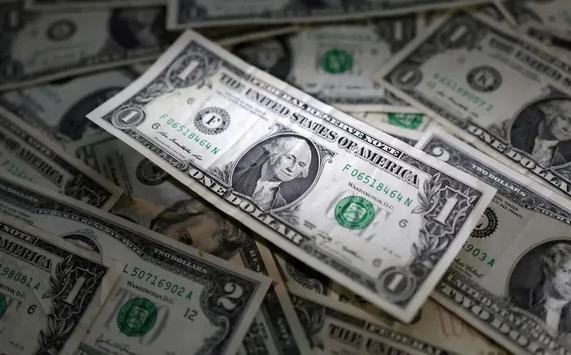 Planejamento da compra de dólar pode reduzir custos da viagem