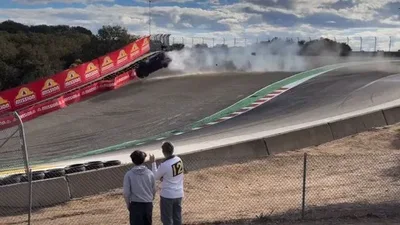 Porsche sai da pista e atravessa proteção em acidente na Califórnia