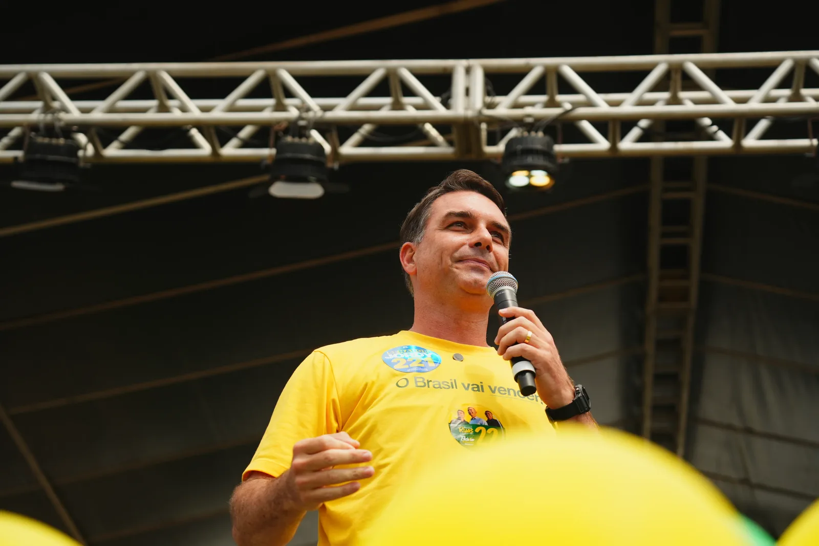 Flávio Bolsonaro aparece à frente de Lula em pesquisa no Paraná