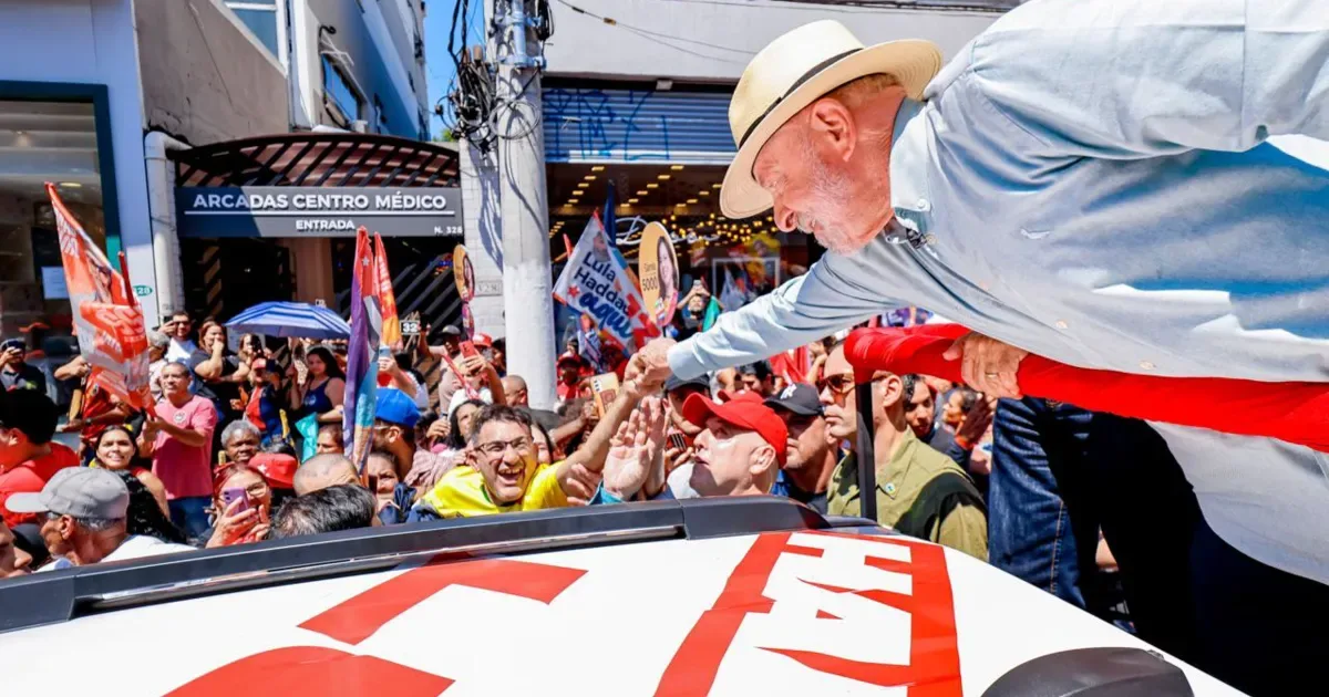 Comício de Lula em São Miguel toca música dedicada a Nossa Senhora