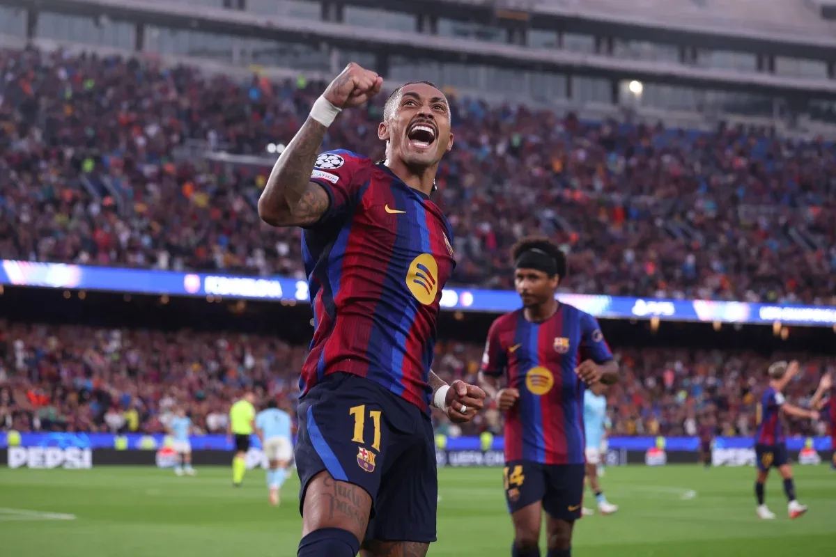 Raphinha marca duas vezes e chega a oito gols pelo Barcelona na temporada