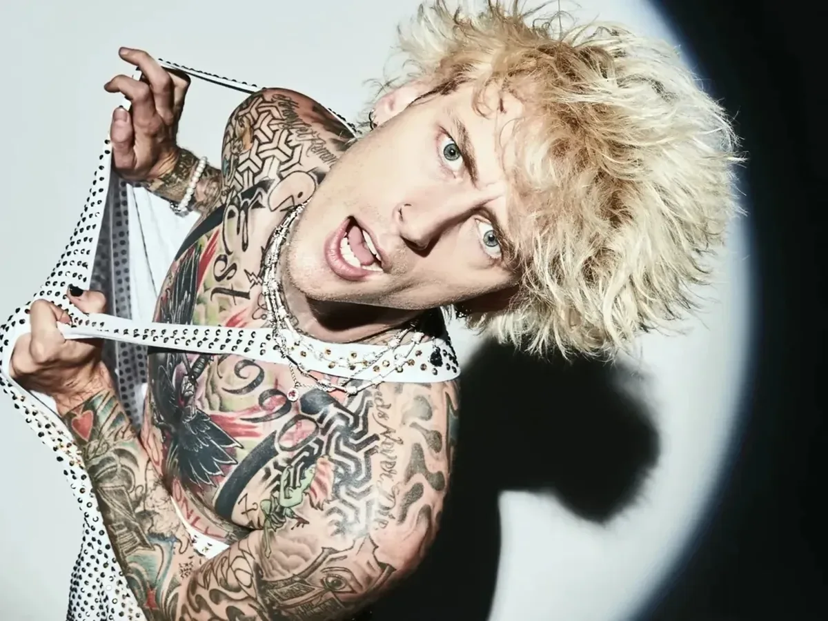 MGK estreia no Rock in Rio com show que reúne rap e pop punk
