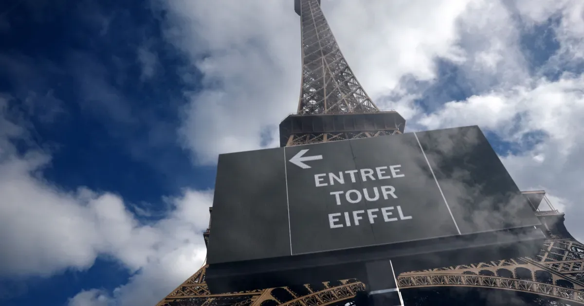 Funcionários protestam após mulheres serem afastadas durante visita à Torre Eiffel