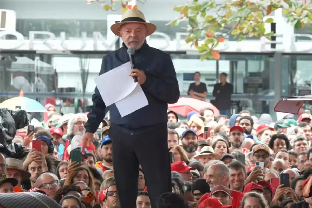 Flávio Bolsonaro soma 67 propostas e uma aprovação no Legislativo