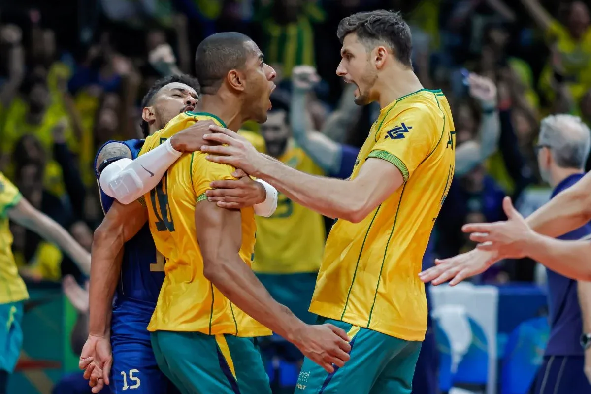 Brasil bate Colômbia e volta à liderança no vôlei masculino