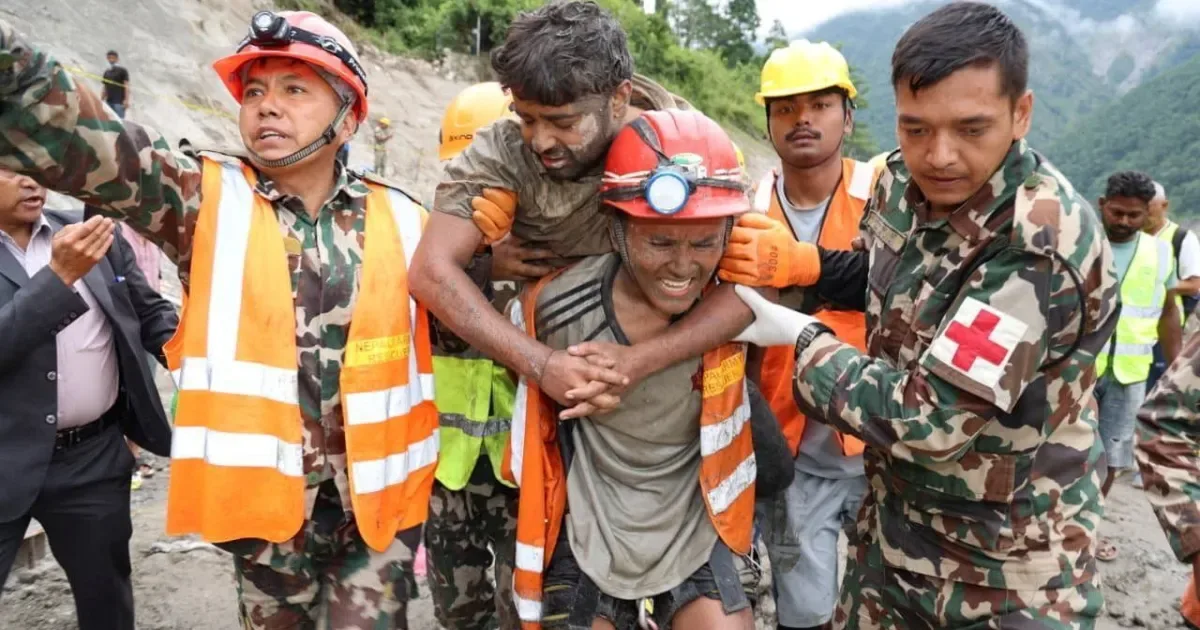 Dois trabalhadores sobrevivem nove dias presos em túnel inundado no Nepal