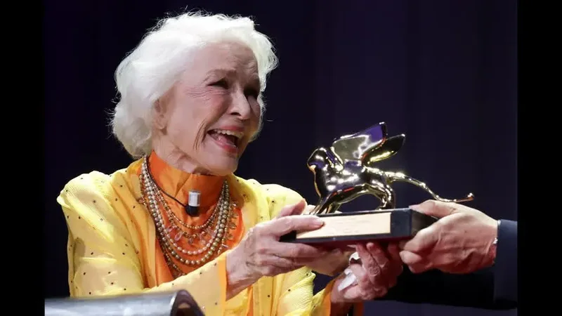 Ellen Burstyn cita uma “linha branca” ao receber prêmio em Veneza