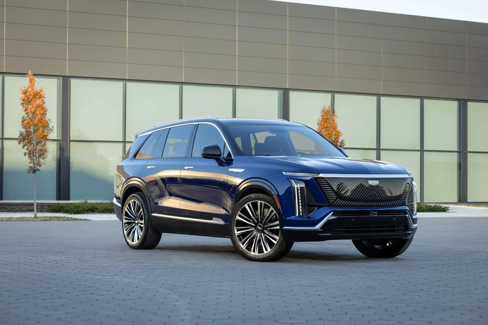 Cadillac estreia no Brasil com dois SUVs elétricos de até R$ 990 mil