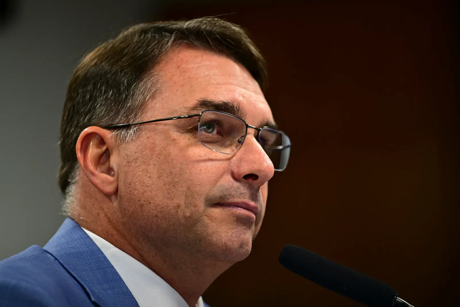 Flávio Bolsonaro chega a 42% e supera Lula numericamente no segundo turno