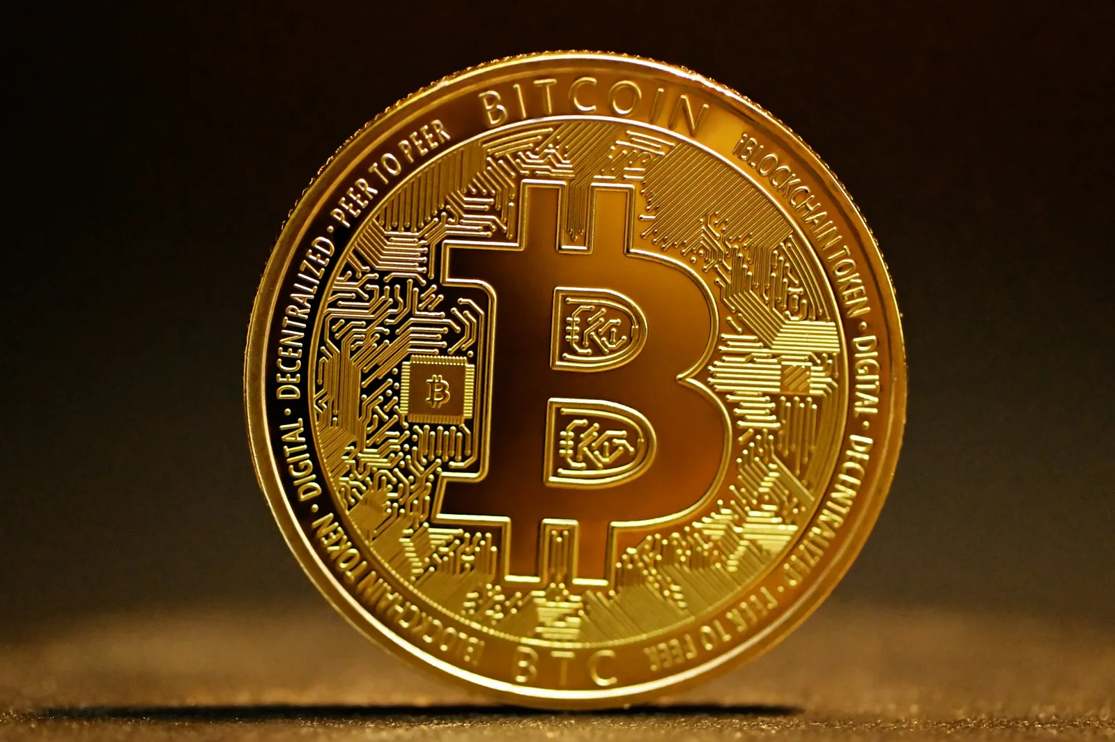 Bitcoin avança enquanto bolsas recuam com pressão por freio na inteligência artificial