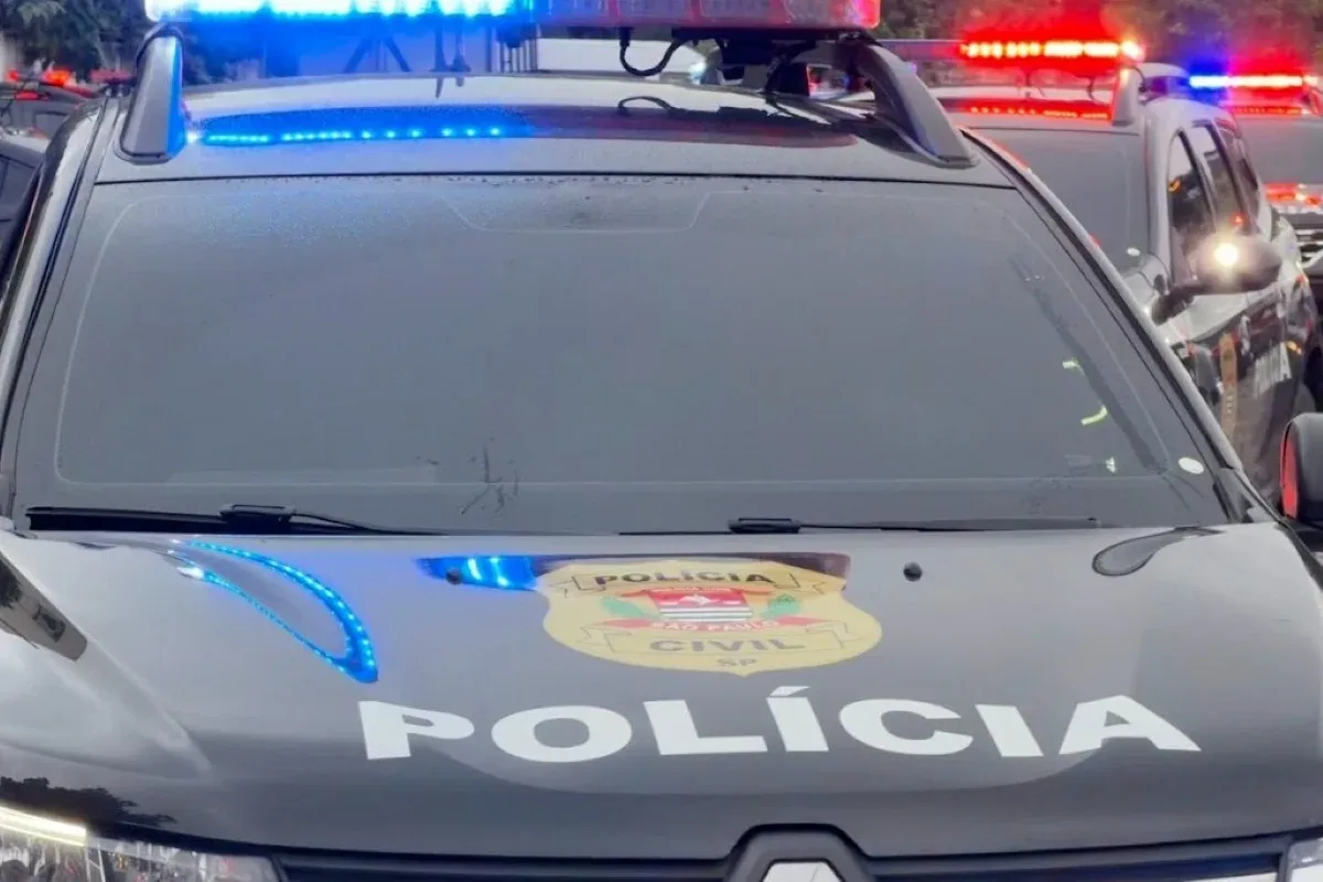 Suspeito deixa apartamento com capacete e mochila após morte de namorado