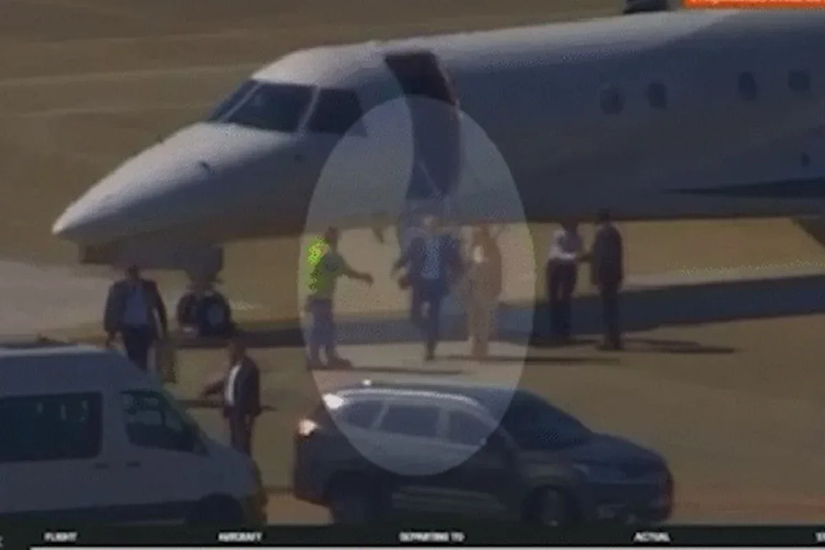 Vídeo registra desembarque de Moraes após voo em aeronave ligada a Vorcaro