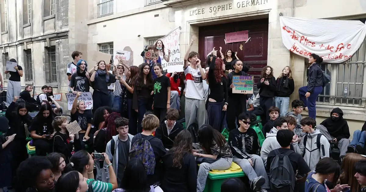 Explosão durante protesto deixa adolescente sem uma das mãos na França
