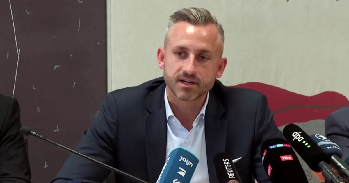 Líder da AfD defende fábrica de armas para bancar deportações na Alemanha