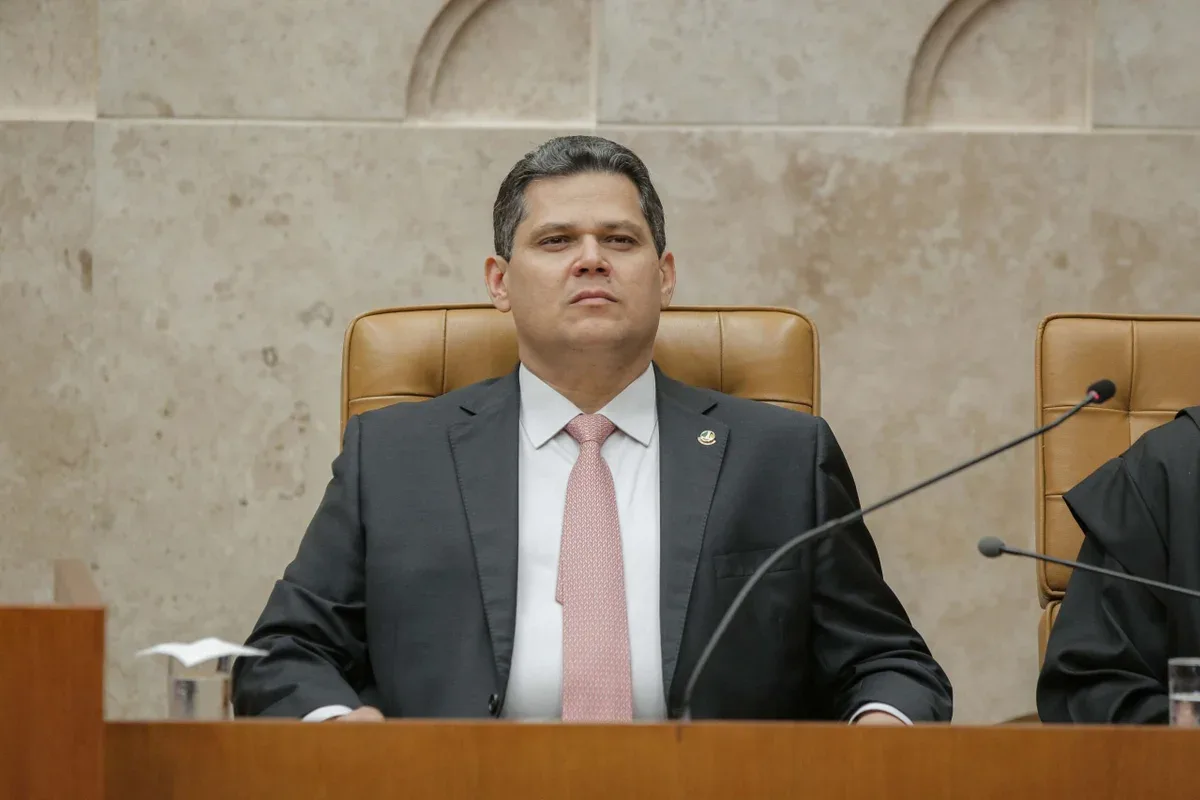 Alcolumbre enfrenta pressão por pautas do governo e pedidos contra ministros do STF