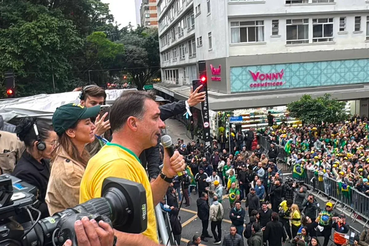 Flávio Bolsonaro mira disputa no Senado e retoma críticas a Moraes