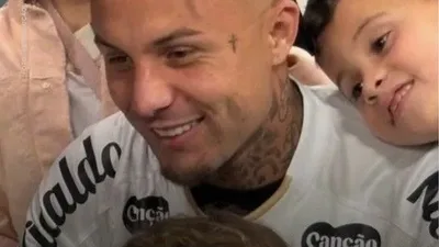 Everton Cebolinha chega a São Paulo para concluir transferência ao Santos