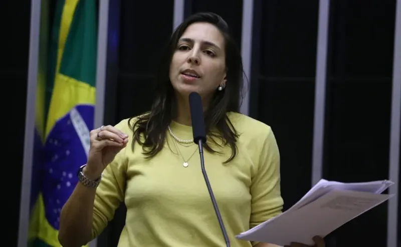 Natália Bonavides denuncia ameaças de estupro e esquartejamento