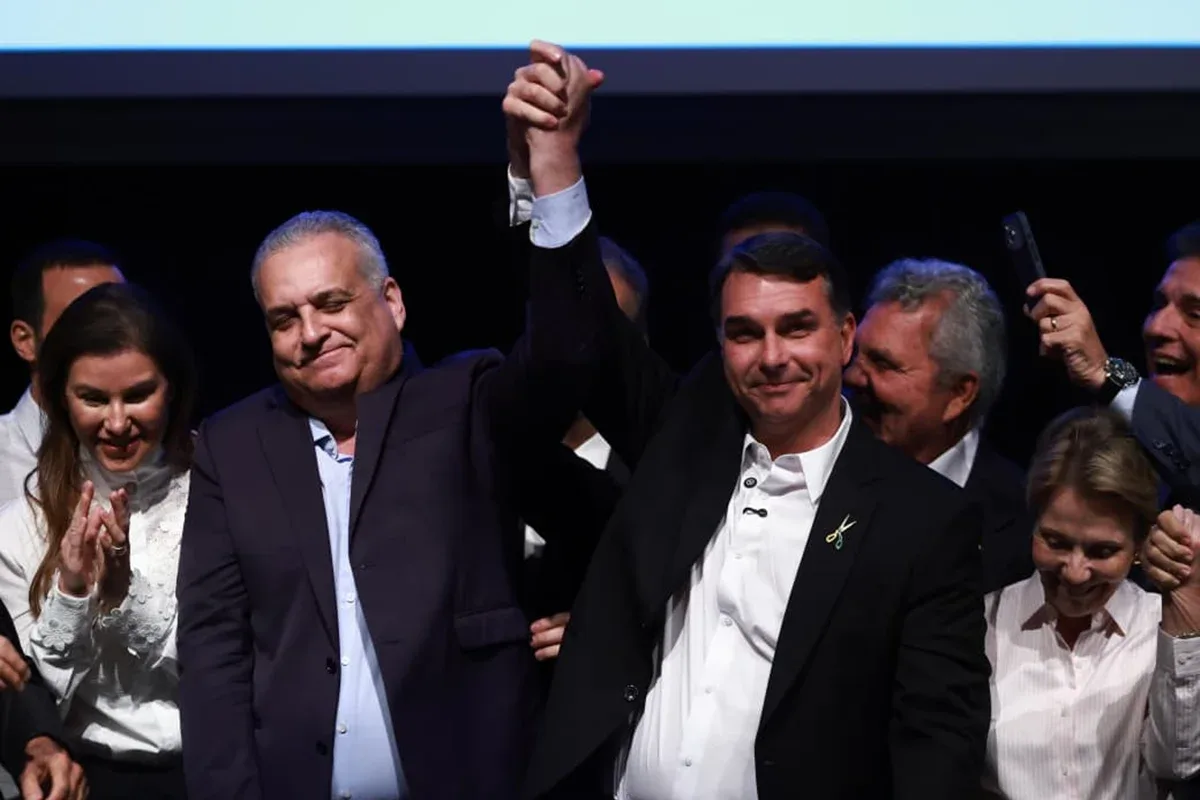 Pesquisas orientam estratégia de Flávio Bolsonaro para os últimos dias da eleição