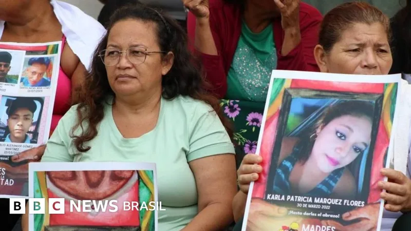 Mães buscam notícias de filhos presos sob estado de exceção em El Salvador