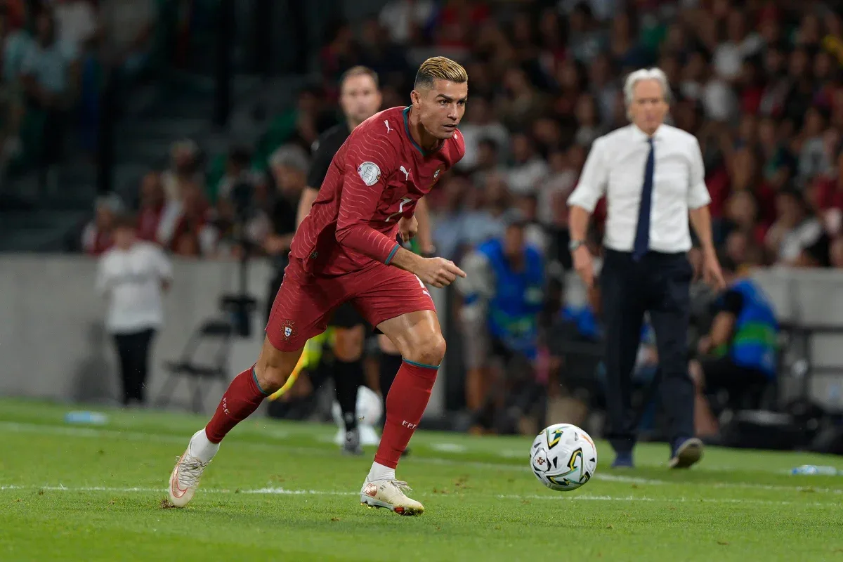 Ronaldo conversa com Jorge Jesus após não entrar contra a Noruega