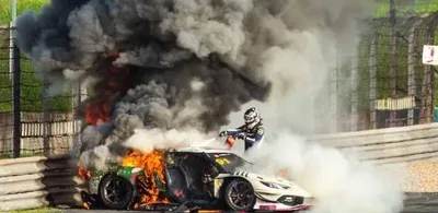 Piloto interrompe prova na China para retirar rival de carro em chamas