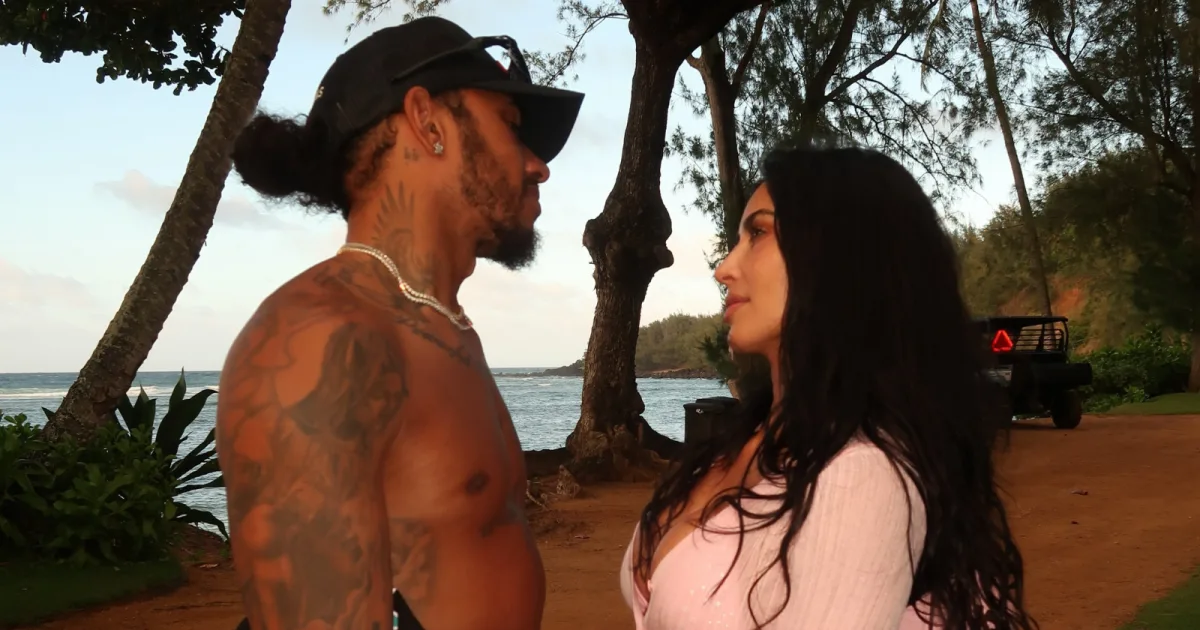 Kim Kardashian e Lewis Hamilton curtem passeio de barco durante viagem à Itália