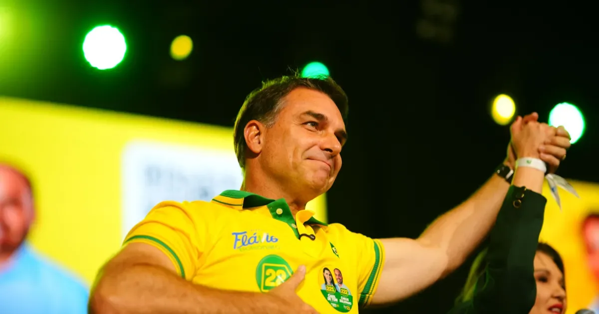 Defesa de Flávio pede suspeição de Dino em processos ligados a Lula e eleições