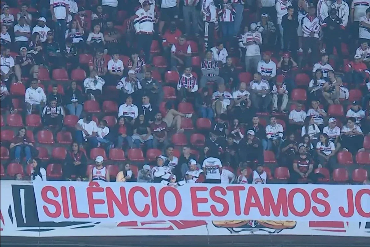 Faixa marca protesto da torcida do São Paulo no MorumBis