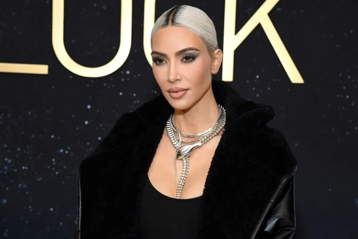 Trailer mostra Kim Kardashian em hospital e menciona histórico do pai