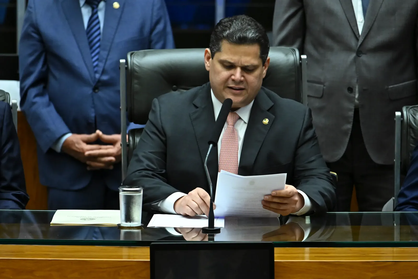 Senado inicia debate sobre PEC que prevê fim da escala 6x1