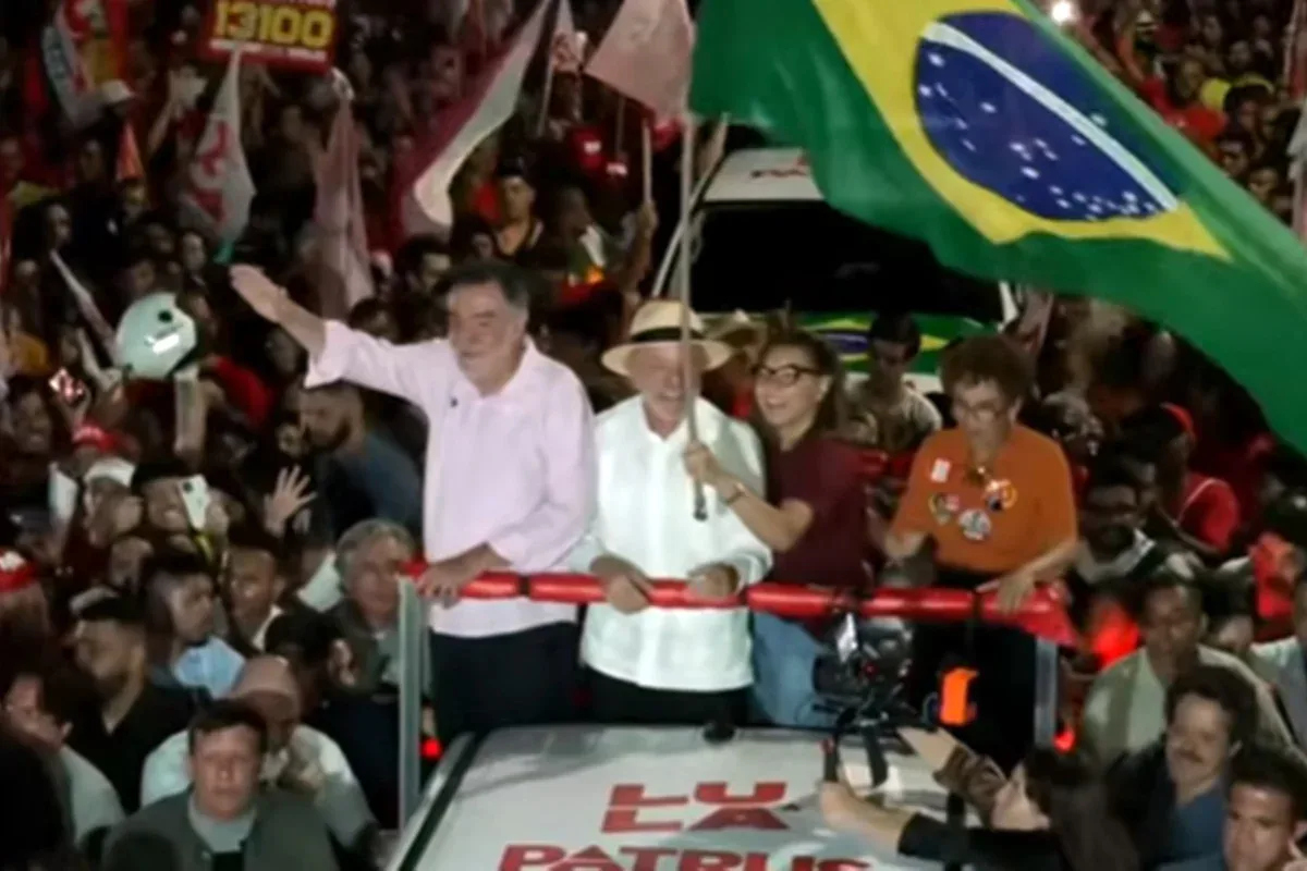 Janja acompanha Lula em caminhonete durante ato de campanha em Minas Gerais