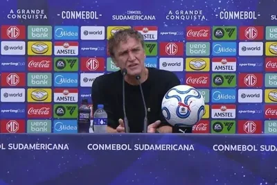 Cuca critica comparação após Santos cair diante do Atlético-MG