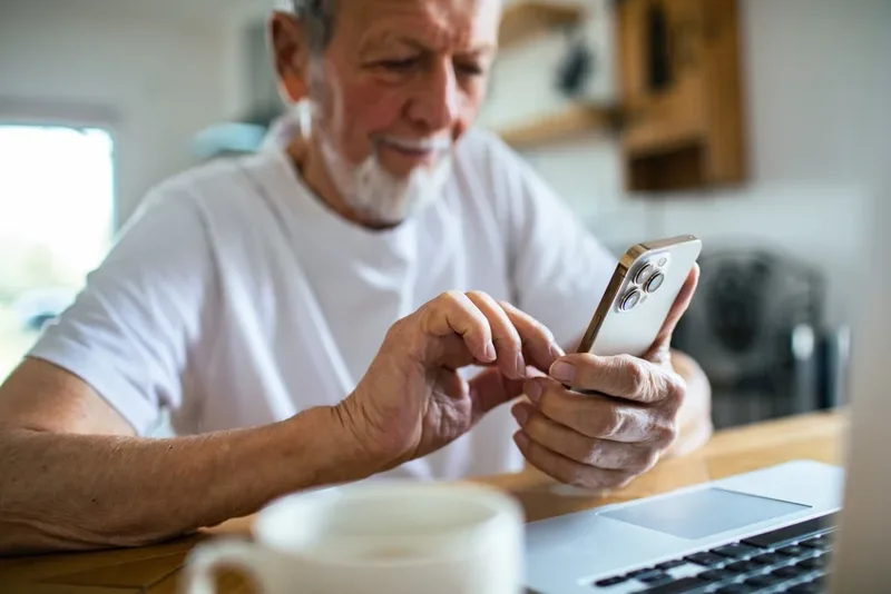 Brasileiros com 60 anos ou mais quadruplicam presença na internet