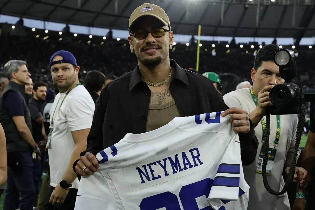 Neymar recebe camisa personalizada dos Cowboys no Maracanã