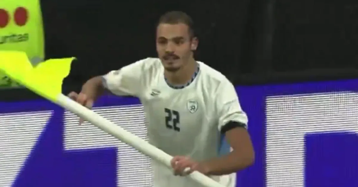 Abu Farkhi é expulso após comemorar gol simulando tiros